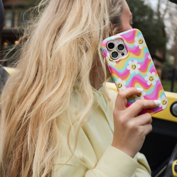 Wavy Daisy MagSafe iPhone Case